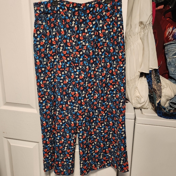 ATTENTION FLORAL CAPRI PANTS WITH POCKETS AND HAVE TO PUT A BELT TOO. - Picture 4 of 17